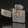 Bật Lửa Zippo Đồng Khối Mạ Bạc Emblem Vàng Thần Tài May Mắn Chính Hãng Năm 2004 ZL476