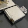 BẬT LỬA ZIPPO SLIVE PLATE MẠ BẠC DEMI VÀNG CHỦ ĐỀ CAO BỒI CƯỠI NGỰA QUĂNG DÂY XUẤT THỊ TRƯỜNG CHÂU ÂU ĐỜI XI NĂM 1995 ZL471