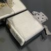 BẬT LỬA ZIPPO SLIVE PLATE MẠ BẠC DEMI VÀNG CHỦ ĐỀ CAO BỒI CƯỠI NGỰA QUĂNG DÂY XUẤT THỊ TRƯỜNG CHÂU ÂU ĐỜI XI NĂM 1995 ZL471