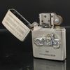 Bật Lửa Zippo Đồng Khối Mạ Bạc Emblem Chủ Đề Kỷ Niệm 95th Moto Harley Davidson Đắp Nổi Chính Hãng Rất Hiếm Đời XII La Mã Năm 1996 ZL469