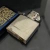 Bật Lửa Zippo Đồng Khối Phủ Saphia Xanh Blue Hoa Văn Dát Vàng Chính Hãng Năm 2002 ZL472