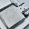 Bật Lửa Zippo Cổ Đồng Khối Mạ Chrome Phay Xước Emblem Phủ Sơn, Đời 8 Vạch Thẳng Năm 1966 ZC168