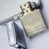 Bật Lửa Zippo Cổ Bản Lề 3 Chấu Đồng Khối Mạ Chrome Trơn Phay Xước, Ruột Niken Rất Đẹp, Cực Hiếm, Giá Trị Sưu Tầm Cao Đã Qua Sử Dụng Đời Mộc Đáy 3 Hàng Chữ Năm 1948 ZCU81