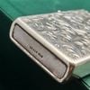 BẬT LỬA BẠC NHẬT ĐÚC NGUYÊN KHỐI STERLING 950 KHẮC HOA VĂN THỦ CÔNG BỞI NGHỆ NHÂN NHẬT SX THẬP NIÊN 1950S ZBU114