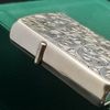 BẬT LỬA BẠC NHẬT ĐÚC NGUYÊN KHỐI STERLING 950 KHẮC HOA VĂN THỦ CÔNG BỞI NGHỆ NHÂN NHẬT SX THẬP NIÊN 1950S ZBU114