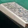 BẬT LỬA BẠC NHẬT ĐÚC NGUYÊN KHỐI STERLING 950 KHẮC HOA VĂN THỦ CÔNG BỞI NGHỆ NHÂN NHẬT SX THẬP NIÊN 1950S ZBU114