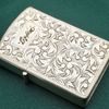 BẬT LỬA BẠC NHẬT ĐÚC NGUYÊN KHỐI STERLING 950 KHẮC HOA VĂN THỦ CÔNG BỞI NGHỆ NHÂN NHẬT SX THẬP NIÊN 1950S ZBU114