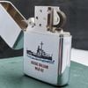 Bật Lửa Zippo Cổ Đồng Khối Mạ Chrome Phay Xước Khắc Ắn Mòn Phủ Sơn Tầu Chiến 2 Mặt Nguyên Zin Chính Hãng, Đời 8 Vạch Thẳng Năm 1966 ZC187