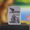 BẬT LỬA ZIPPO MẠ CHROME CHỦ ĐỀ CHIẾN TRANH SƠN HẤP NHIỆT NĂM 2002 Z33