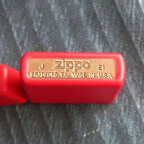 BẬT LỬA ZIPPO SƠN TĨNH ĐIỆN ĐỎ Z232