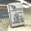 BẬT LỬA ZIPPO MẠ CHROME CHỦ ĐỀ CHIẾN TRANH SƠN HẤP NHIỆT NĂM 2002 Z33