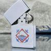 Bật Lửa Zippo Cổ Đồng Khối Mạ Chrome Phay Xước Khắc Ắn Mòn Phủ Sơn Chủ Đề Nguyên Zin Chính Hãng Cực Hiếm, Đời 6 Vạch Sắc Năm 1976 ZC212