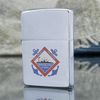 Bật Lửa Zippo Cổ Đồng Khối Mạ Chrome Phay Xước Khắc Ắn Mòn Phủ Sơn Chủ Đề Nguyên Zin Chính Hãng Cực Hiếm, Đời 6 Vạch Sắc Năm 1976 ZC212