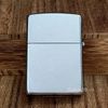 Zippo 48179 – Zippo Steve Miller Band Welcome to the Vault Design Street Chrome™ Mã Sản Phẩm ZM116