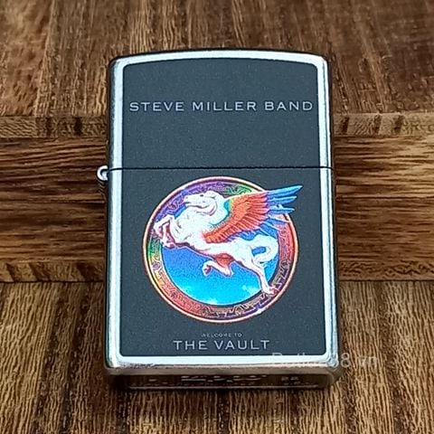 Zippo 48179 – Zippo Steve Miller Band Welcome to the Vault Design Street Chrome™ Mã Sản Phẩm ZM116