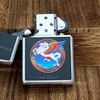 Zippo 48179 – Zippo Steve Miller Band Welcome to the Vault Design Street Chrome™ Mã Sản Phẩm ZM116