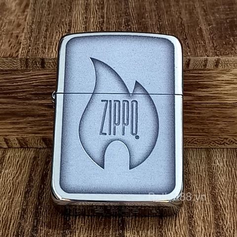 Zippo 48190 – Zippo Logo Flame Design 1941 Replica Brushed Chrome Mã Sản Phẩm ZM110