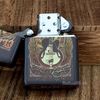Zippo 48196 – Zippo Eric Clapton Guitar Design Brown Mã Sản Phẩm ZM114