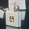 Bật Lửa Zippo Cổ Đồng Khối Mạ Chrome Phay Xước Eblem Bọc Vàng Năm 1973 Đời 1 Vạch Thẳng ZC235