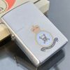Bật Lửa Zippo Cổ Đồng Khối Mạ Chrome Phay Xước Khắc Ăn Mòn Phủ Sơn 2 Mặt Hiếm Gặp Năm 1977 Đời 5 Vạch Sắc ZC236