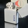 Bật Lửa Zippo Cổ Đồng Khối Mạ Chrome Phay Xước Khắc Ăn Mòn Phủ Sơn 2 Mặt Hiếm Gặp Năm 1976 Đời 6 Vạch Sắc ZC238