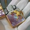 BẬT LỬA ZIPPO USA XUẤT NHẬT ARMOR MẠ VÀNG NGỰA NỔI NỀN KHẢM XÀ CỪ ĐỎ SANG TRỌNG - ZN128