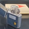 Bật Lửa Zippo Cổ Đồng Khối Mạ Chrome Bóng Vải Bò 2 Mặt Hiếm Gặp Năm 1977 Đời 5 Vạch Sắc ZC256