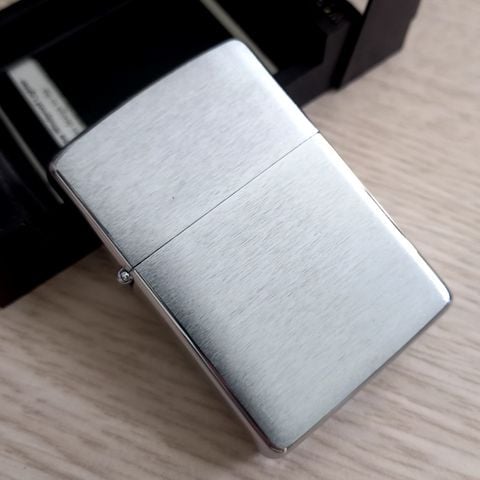 BẬT LỬA ZIPPO CHROME PHAY XƯỚC TRƠN ĐỜI VIII NĂM 1992 ZL200