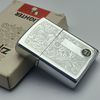 Bật Lửa Zippo Cổ Đồng Khối Mạ Chrome Ăn Mòn Hoa Văn Venetian Năm 1980 Đời 2 Vạch Sắc ZC286