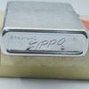 Bật Lửa Zippo Cổ Đồng Khối Mạ Chrome Phay Xước Chủ Đề Quân Sự Hoa Kỳ Emblem Bọc Vàng Hiếm Gặp Năm 1973 Đời 1 Vạch Thẳng ZC347