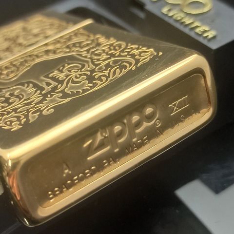 Bật Lửa Zippo Mạ Vàng Gold Plated Chủ Đề Camel Hoa Văn Hiếm Gặp Đời XII La Mã SX Năm 1996 ZL625