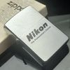 Bật Lửa Zippo Cổ Đồng Khối Mạ Chrome Phay Xước Khắc Ắn Mòn Phủ Sơn Chủ Đề Nikon Hiếm Gặp, Đời 4 Vạch Sắc Năm 1978 ZC355