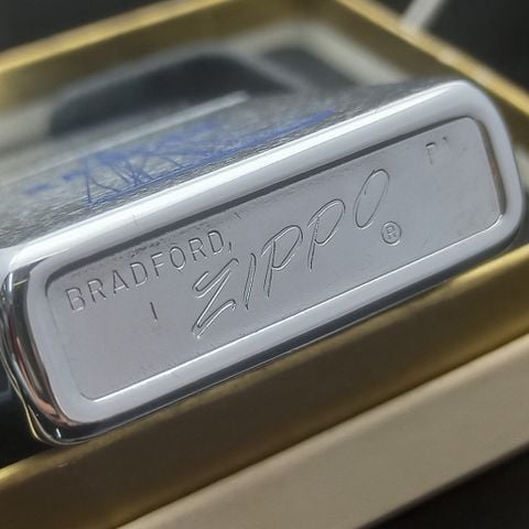 Bật Lửa Zippo Cổ Đồng Khối Mạ Chrome Phay Xước Bản Lề Dây Cực Hiếm Chủ Đề Ăn Mòn Phủ Sơn Hiếm Gặp Năm 1973 Đời 1 Vạch Thẳng ZC358