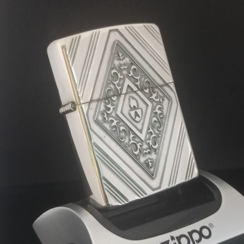 Bật Lửa Zippo Armor Mạ Bạc Khắc Sâu Hoa Văn Hiếm Gặp Năm 2005 ZQHU75