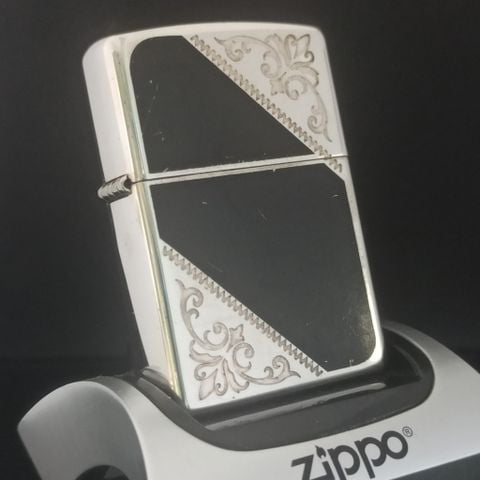 Zippo Mạ Bạc Hoa Văn Sơn Đen Giá Thanh Lý Đã Qua Sử Dụng SX Năm 2011 C17