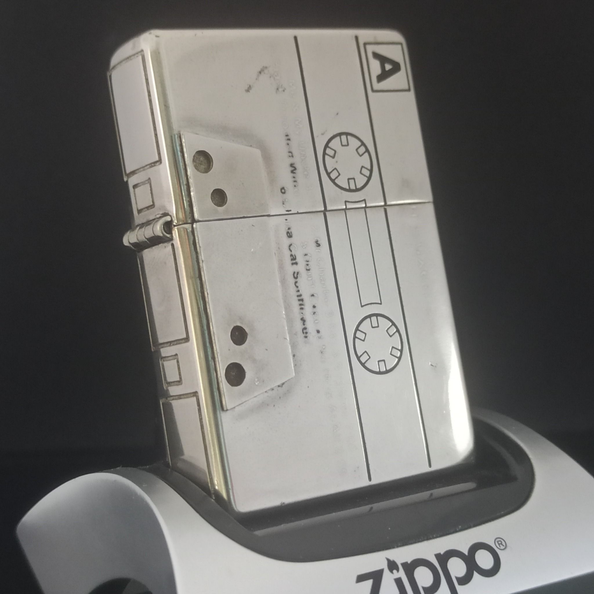 Zippo Vintage Chủ Đề Băng Caset Xưa Giá Thanh Lý Đã Qua Sử Dụng SX Năm 2002 C42