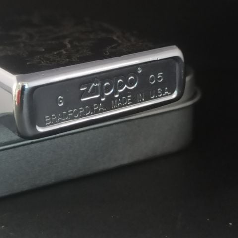 Zippo Chủ Đề Khắc Chìm Khỉ Hái Đào Tiên Giá Thanh Lý Đã Qua Sử Dụng Năm 2005 C48