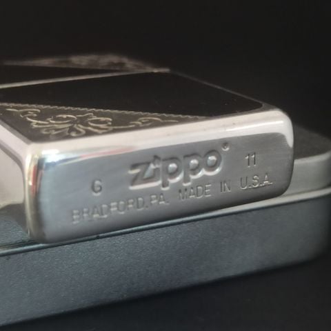 Zippo Mạ Bạc Hoa Văn Sơn Đen Giá Thanh Lý Đã Qua Sử Dụng SX Năm 2011 C17