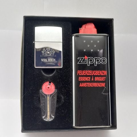 SET BẬT LỬA BÌNH XĂNG VỈ ĐÁ ZIPPO SLIVER PLATE CHỦ ĐỀ PHILIP MORRIS - CHA ĐẺ CỦA MARLBORO BẢN XUẤT THỊ TRƯỜNG CHÂU ÂU SIÊU HIẾM ĐỜI XV LA MÃ SẢN XUẤT NĂM 1999 - ZS25