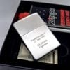 SET BẬT LỬA BÌNH XĂNG VỈ ĐÁ ZIPPO SLIVER PLATE CHỦ ĐỀ PHILIP MORRIS - CHA ĐẺ CỦA MARLBORO BẢN XUẤT THỊ TRƯỜNG CHÂU ÂU SIÊU HIẾM ĐỜI XV LA MÃ SẢN XUẤT NĂM 1999 - ZS25