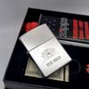 SET BẬT LỬA BÌNH XĂNG VỈ ĐÁ ZIPPO SLIVER PLATE CHỦ ĐỀ PHILIP MORRIS - CHA ĐẺ CỦA MARLBORO BẢN XUẤT THỊ TRƯỜNG CHÂU ÂU SIÊU HIẾM ĐỜI XV LA MÃ SẢN XUẤT NĂM 1999 - ZS25