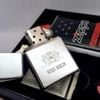 SET BẬT LỬA BÌNH XĂNG VỈ ĐÁ ZIPPO SLIVER PLATE CHỦ ĐỀ PHILIP MORRIS - CHA ĐẺ CỦA MARLBORO BẢN XUẤT THỊ TRƯỜNG CHÂU ÂU SIÊU HIẾM ĐỜI XV LA MÃ SẢN XUẤT NĂM 1999 - ZS25