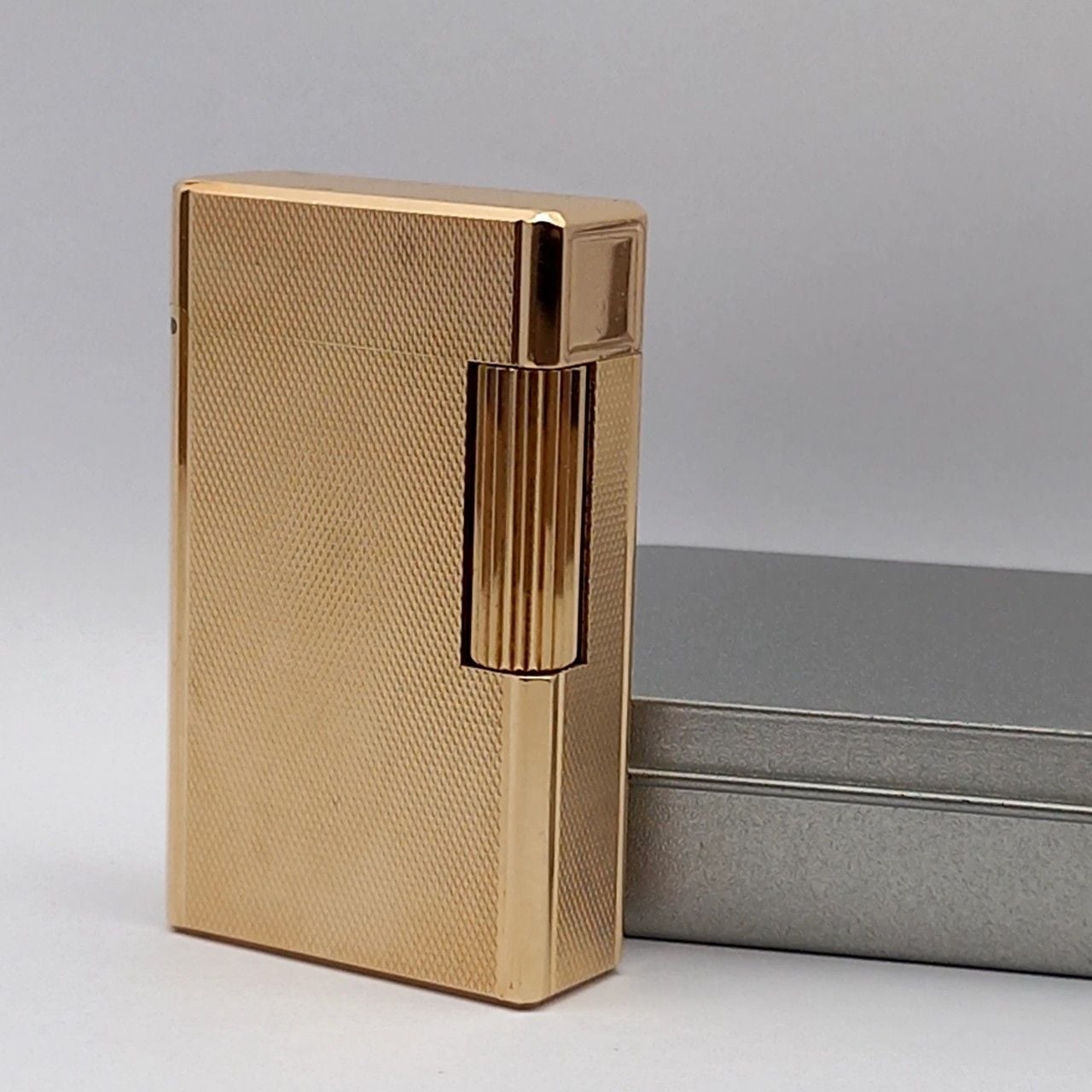 Bật Lửa Dupont 1 Ligne Bọc Vàng Vân Kim Cương Nhỏ 1 Lỗ Phom Cao DP142