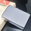Bật Lửa Zippo Cổ Đồng Khối Mạ Chrome Phay Xước Chủ Đề Ăn Mòn Phủ Sơn Hiếm Gặp Năm 1978 Đời 4 Vạch Sắc ZC385