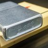Bật Lửa Zippo Cổ Đồng Khối Mạ Chrome Phay Xước Chủ Đề Ăn Mòn Phủ Sơn Hiếm Gặp Năm 1976 Đời 6 Vạch Sắc ZC390