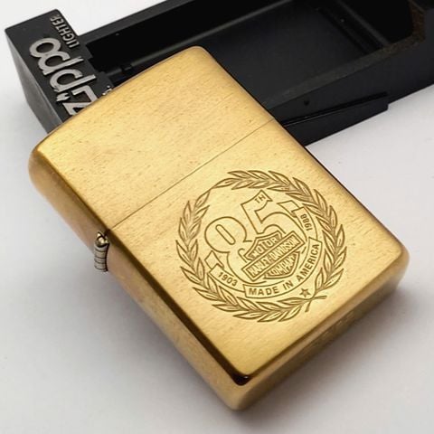 Bật Lửa Zippo Đồng Khối Solid Brass Trơn Phay Xước Chu Niên 1932 - 1991 Chủ Đề Bản Kỷ Niệm 85 Năm Harlay - Davidsion Hiếm Gặp ZL670