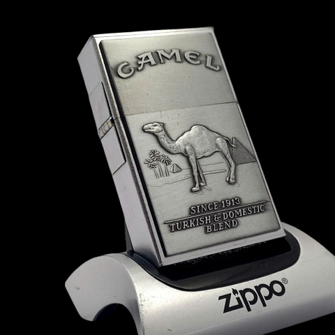 BẬT LỬA ZIPPO REPLICA 1932 EMBLEM CHỦ ĐỀ CAMEL ĐỜI XIII LA MÃ SẢN XUẤT NĂM 1997 Mã ZL735