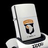 Bật Lửa Zippo Cổ Đồng Khối Mạ Chrome Phay Xước Chủ Đề Quân Sự Hoa Kỳ Ăn Mòn Phủ Sơn Hiếm Gặp Năm 1982 Đời 8 Vạch Huyền ZC455