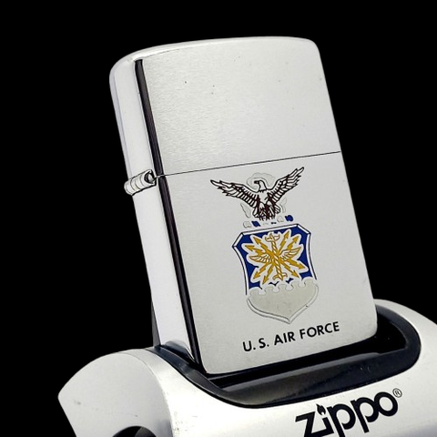 Bật Lửa Zippo Cổ Đồng Khối Mạ Chrome Phay Xước Chủ Đề Quân Sự Hoa Kỳ Ăn Mòn Phủ Sơn Hiếm Gặp Năm 1983 Đời 7 Vạch Huyền ZC464