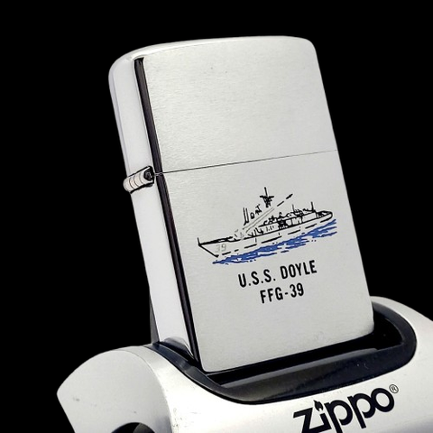 Bật Lửa Zippo Cổ Đồng Khối Mạ Chrome Phay Xước Chủ Đề Ăn Mòn Tầu Chiến Phủ Sơn Hiếm Gặp Năm 1982 Đời 8 Vạch Huyền ZC450